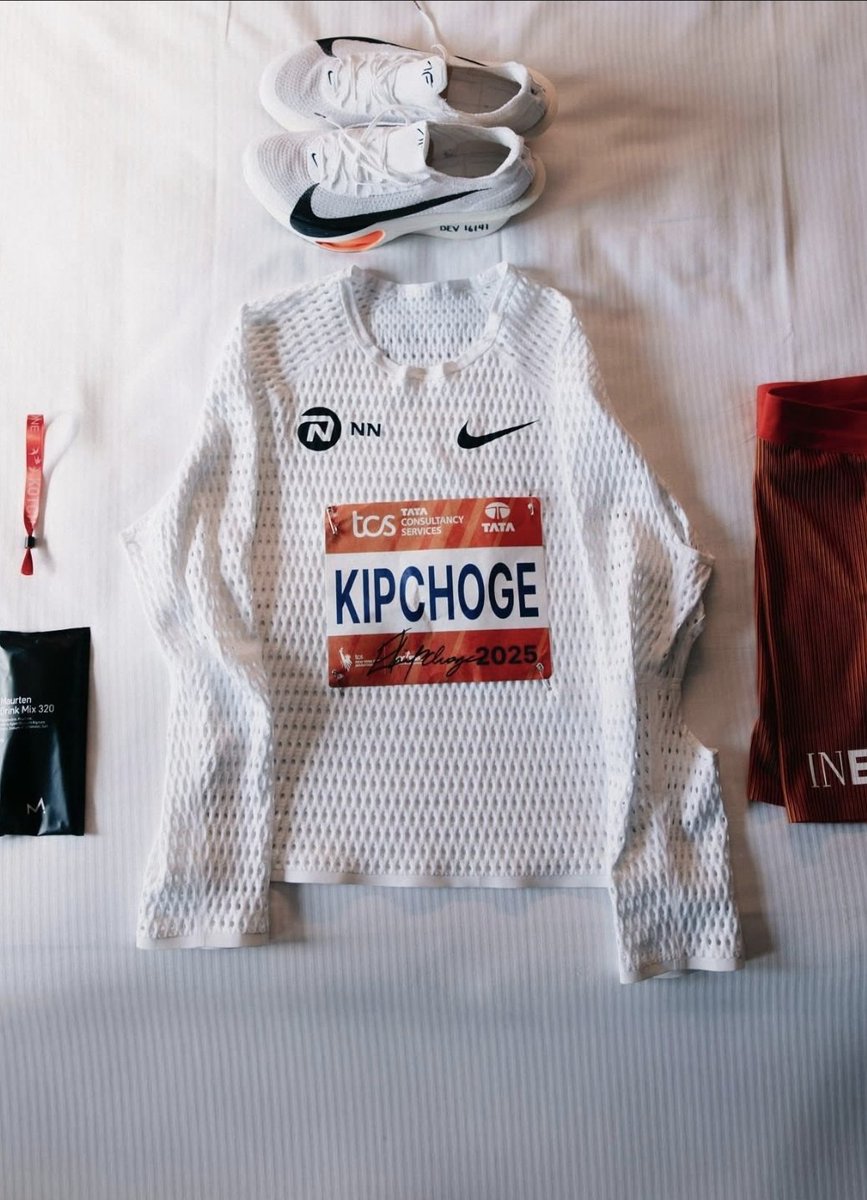 Kipchoge going full on Ron Hill.