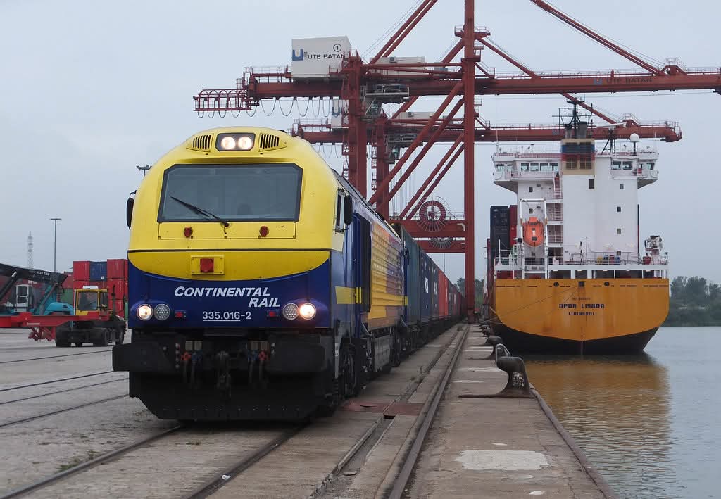 enric_marc's tweet image. Logística Intermodal (tren-barco) en la Terminal Marítima del Guadalquivir año 2015 foto de Pacheco #continentalrail #locomotora #barco #contenedores #sevilla #ferrocarril #tren #train #trenni