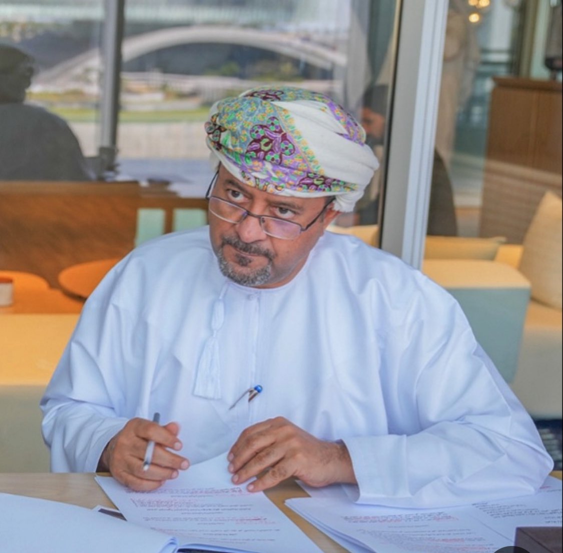 "حوار المنامة".. العالم يحتشد في الخليج لبحث التحديات الأمنية | الخليج أونلاين alkhaleejonline.net
وفي هذا الصدد يرى الكاتب والباحث في الشؤون السياسية والاستراتيجية د. محمد العريمي " أن انعقاد حوار المنامة 2025 جاء في لحظة إقليمية شديدة التعقيد، تتداخل فيها التطورات غزة