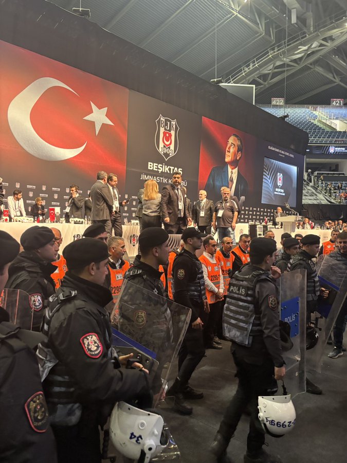 Şu fotoğraf bile istifa sebebidir..