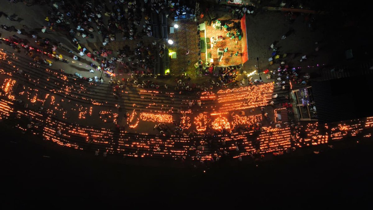 AIRNewsHindi's tweet image. देव प्रबोधिनी एकादशी पर मध्यप्रदेश की पावन धरा 3,51,111 दीपमालाओं से आलोकित हुई।

चित्रकूट से अमरकंटक तक भक्ति, प्रकाश और संस्कृति का अद्भुत संगम, श्रीरामचंद्र पथ गमन के 9 स्थलों पर भव्य आरती और भक्तिमय संगीत संध्या हुई।

#DevUthaniEkadashi #Deepotsav #Chitrakoot #Amarkantak