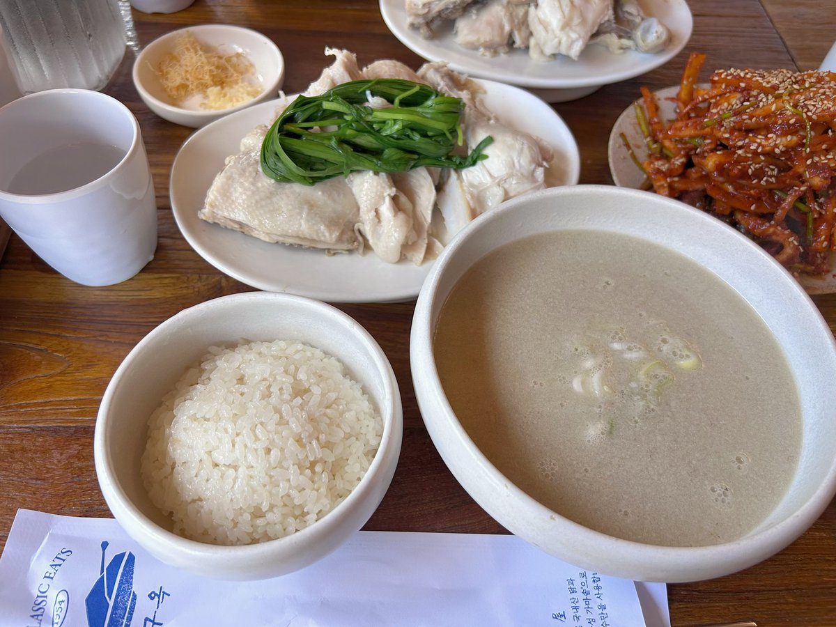 o2ksss's tweet photo. 景福宮へ行った後は話題のムグオクで北朝鮮式のタッカンマリ
鶏肉がとっても柔らかくスープも濃厚で美味しかった！！あと水キムチも美味しくて一人で半分以上食べてしまった…

📍無垢屋 https://t.co/TdUplkEDnl