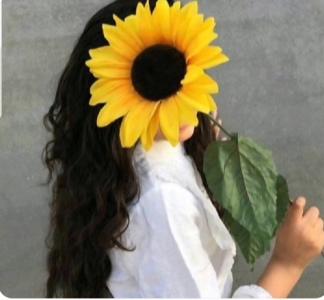 أحيانًا أشعر أن الماضي ليس مجرد زمن مضى
بل فضاءٌ متجمّد من الوجود،
يعلّق اللحظات في هواءٍ لا يتحرك،
ينتظر أن نمدّ أيدينا إليه
أن نختار العودة أو أن نمضي عنه دون التفات
هو ليس تاريخًا بل نافذة مفتوحة على أرواحنا
كلما اقتربنا منها، تسرّب منها الضوء والبرد معًا
✍🏻 بدرية عيسى 🌻