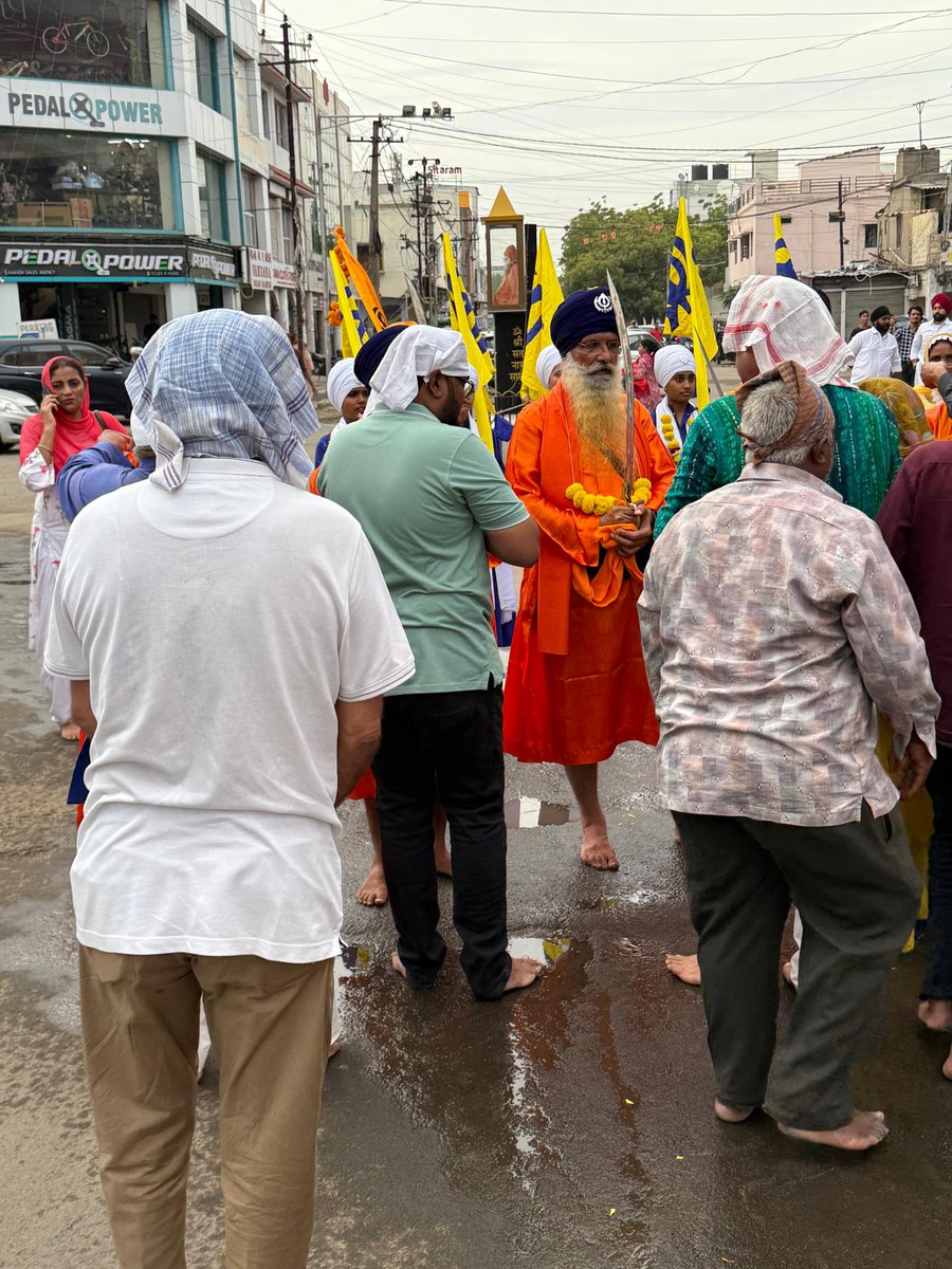 LalanNitesh's tweet image. ગાંધીધામ ખાતે ધન ધન શ્રી ગુરુ નાનક દેવજીના ૫૫૬ માં પ્રકાશોત્સવ ના પાવન અવસર નિમિત્તે નિકળેલ શોભાયાત્રા નું કોંગ્રેસ પક્ષ દ્વારા સ્વાગત કરવામાં આવ્યુ.