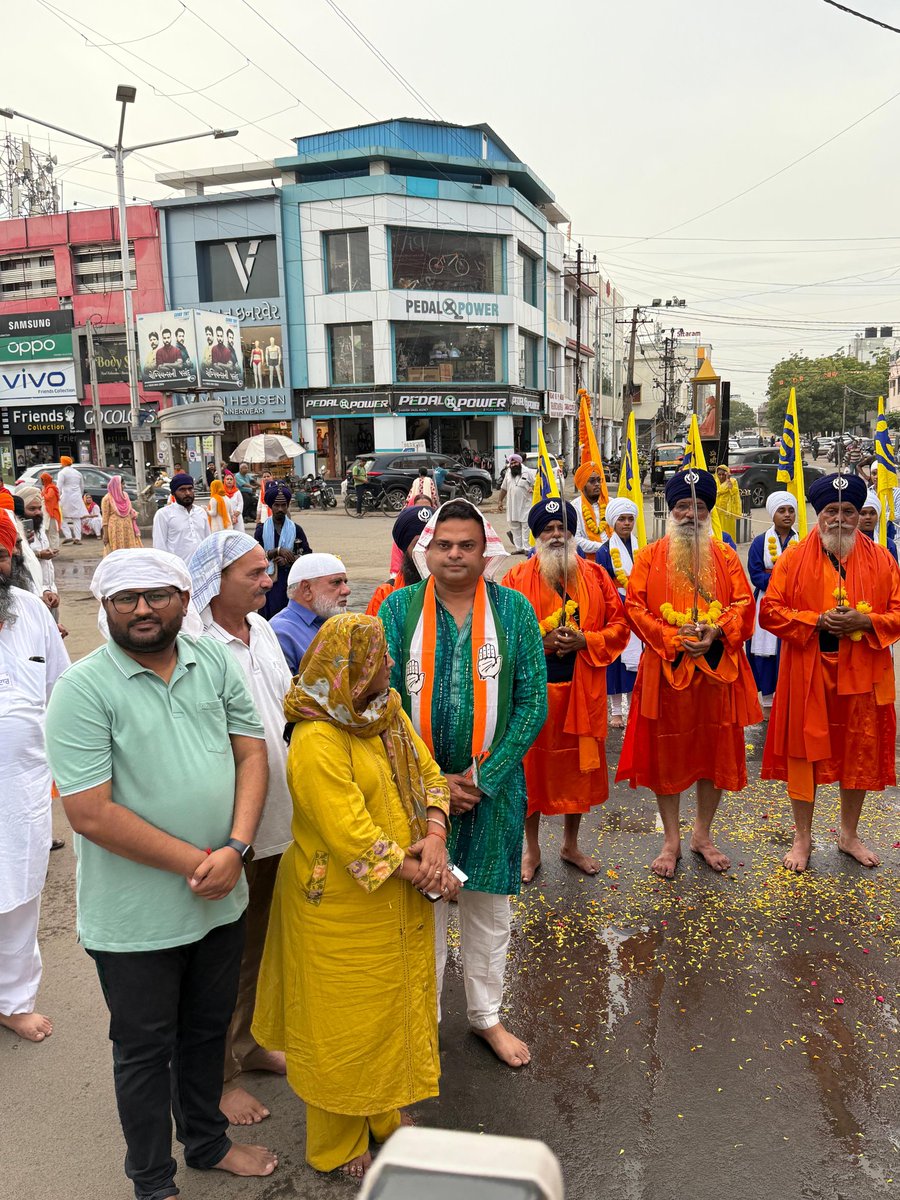 LalanNitesh's tweet image. ગાંધીધામ ખાતે ધન ધન શ્રી ગુરુ નાનક દેવજીના ૫૫૬ માં પ્રકાશોત્સવ ના પાવન અવસર નિમિત્તે નિકળેલ શોભાયાત્રા નું કોંગ્રેસ પક્ષ દ્વારા સ્વાગત કરવામાં આવ્યુ.