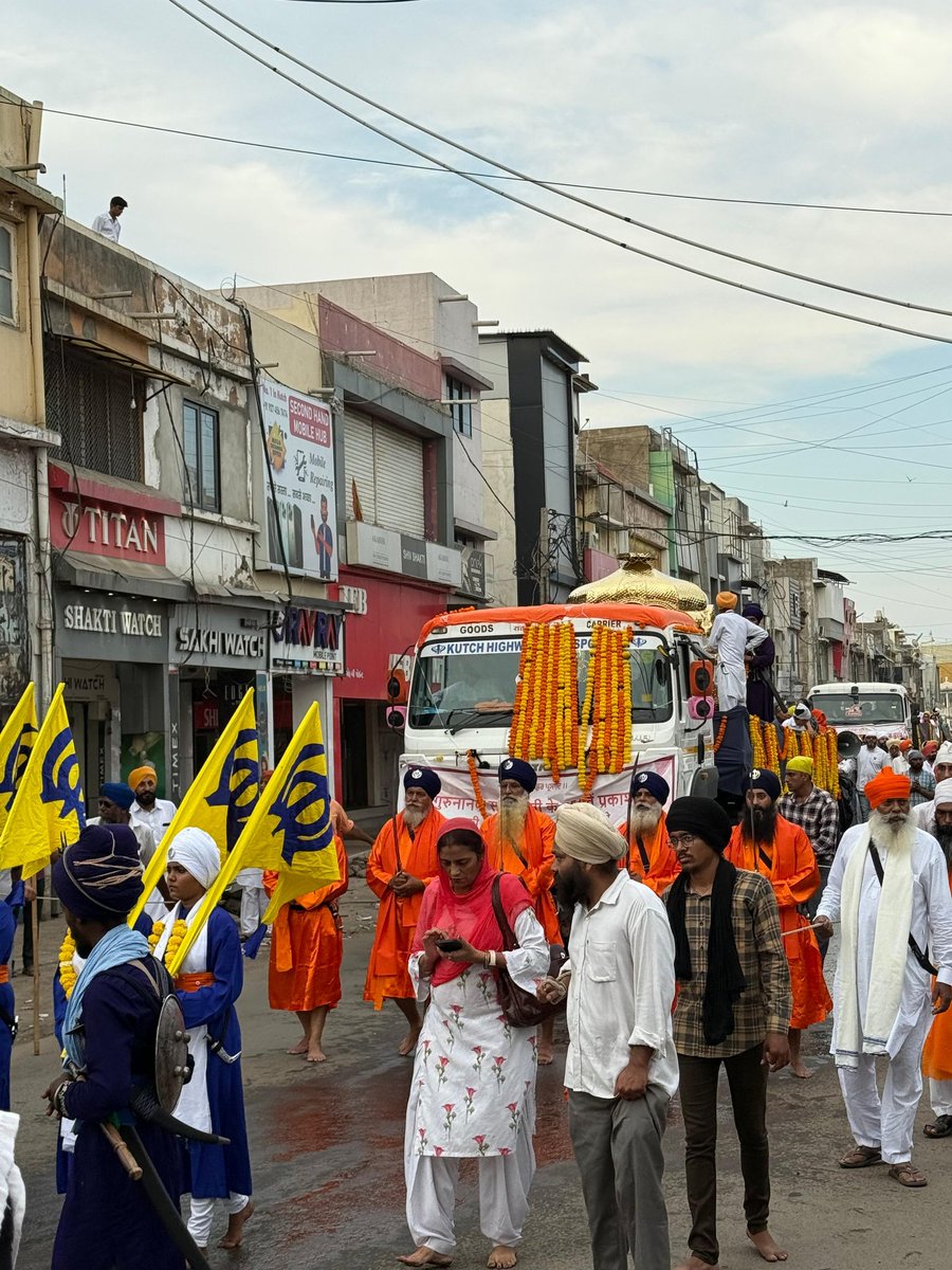 ગાંધીધામ ખાતે ધન ધન શ્રી ગુરુ નાનક દેવજીના ૫૫૬ માં પ્રકાશોત્સવ ના પાવન અવસર નિમિત્તે નિકળેલ શોભાયાત્રા નું કોંગ્રેસ પક્ષ દ્વારા સ્વાગત કરવામાં આવ્યુ.