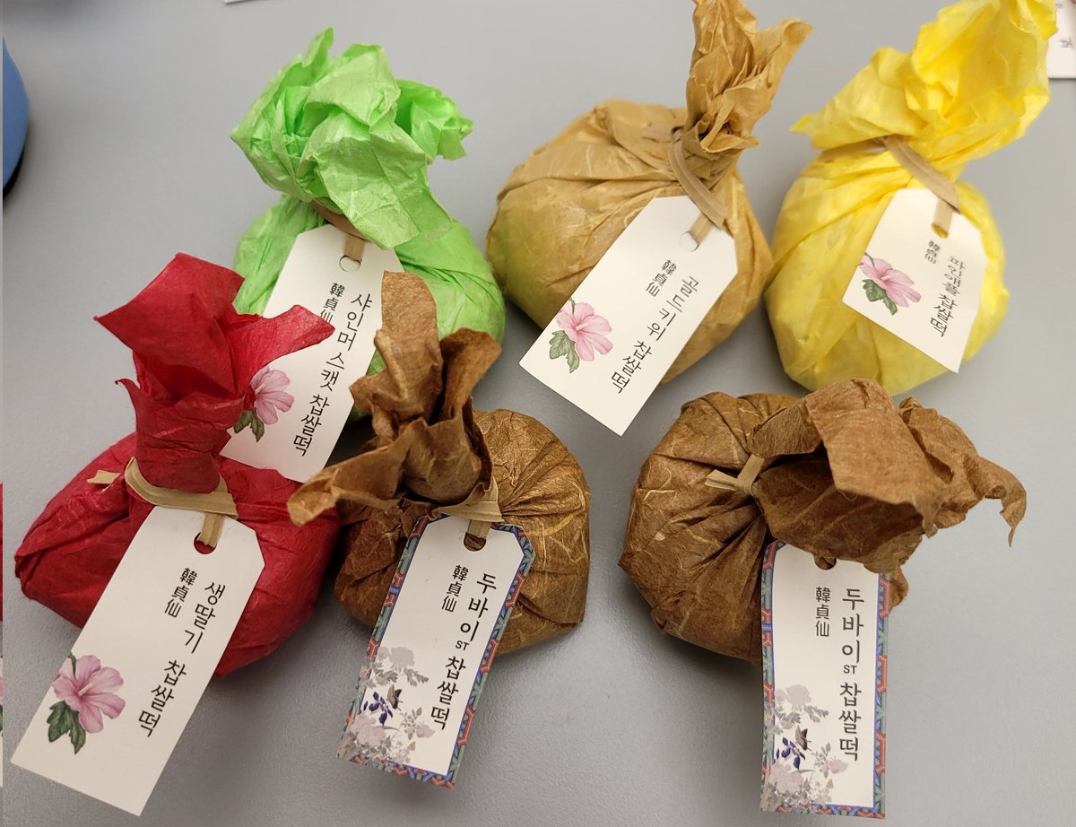 근데 한정선..? 과일찹쌀떡 맛집이라는 곳 잇잔아... 왜 맛집인지 모르겟어... 통귤 시켰더니 딸기를 주고ㅜㅜ 샤머, 파인애플, 키위 먹어봤더니 과일에 찹쌀떡만 감싸져있는 맛이던데,, 흰 앙금이 들어있는 줄 알았는데 걍 떡과 과일. 끗- 이엿슨 17500원인가 주고 4개 사먹었는데 돈이 아까웠음ㅠㅠ