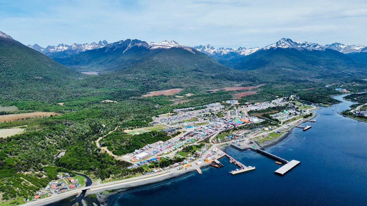 Buenas noticias para la nación tricontinental 😎 🇨🇱 

La ciudad más austral del mundo, Puerto Williams acaba de reabrir el CEDENA, la escuela náutica, en la cual desde niños aprenden el arte de navegar por los maravillosos fiordos chilenos ⛵️

Cabo de Hornos es el futuro de Chile