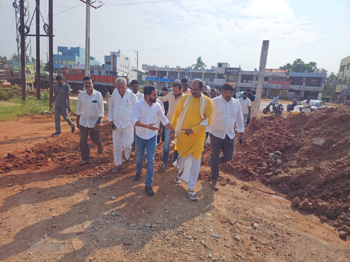 Kalisettitdp's tweet photo. 👉 “మా నాయకుడు, దివంగత కింజరాపు ఎర్రన్నాయుడు గారి సేవలు మరువలేనివి. ఉత్తరాంధ్ర అభివృద్ధికి ఆయన చేసిన కృషి శాశ్వతం. ఆయన చూపిన మార్గంలోనే మేము ప్రజా సేవ కొనసాగిస్తున్నాం.”

#kalisetti #appalanaidu #vizianagaram #eranayudu #ranasthalam #TeluguPolitics #Condolence #Tribute https://t.co/FC6vcQBCsO