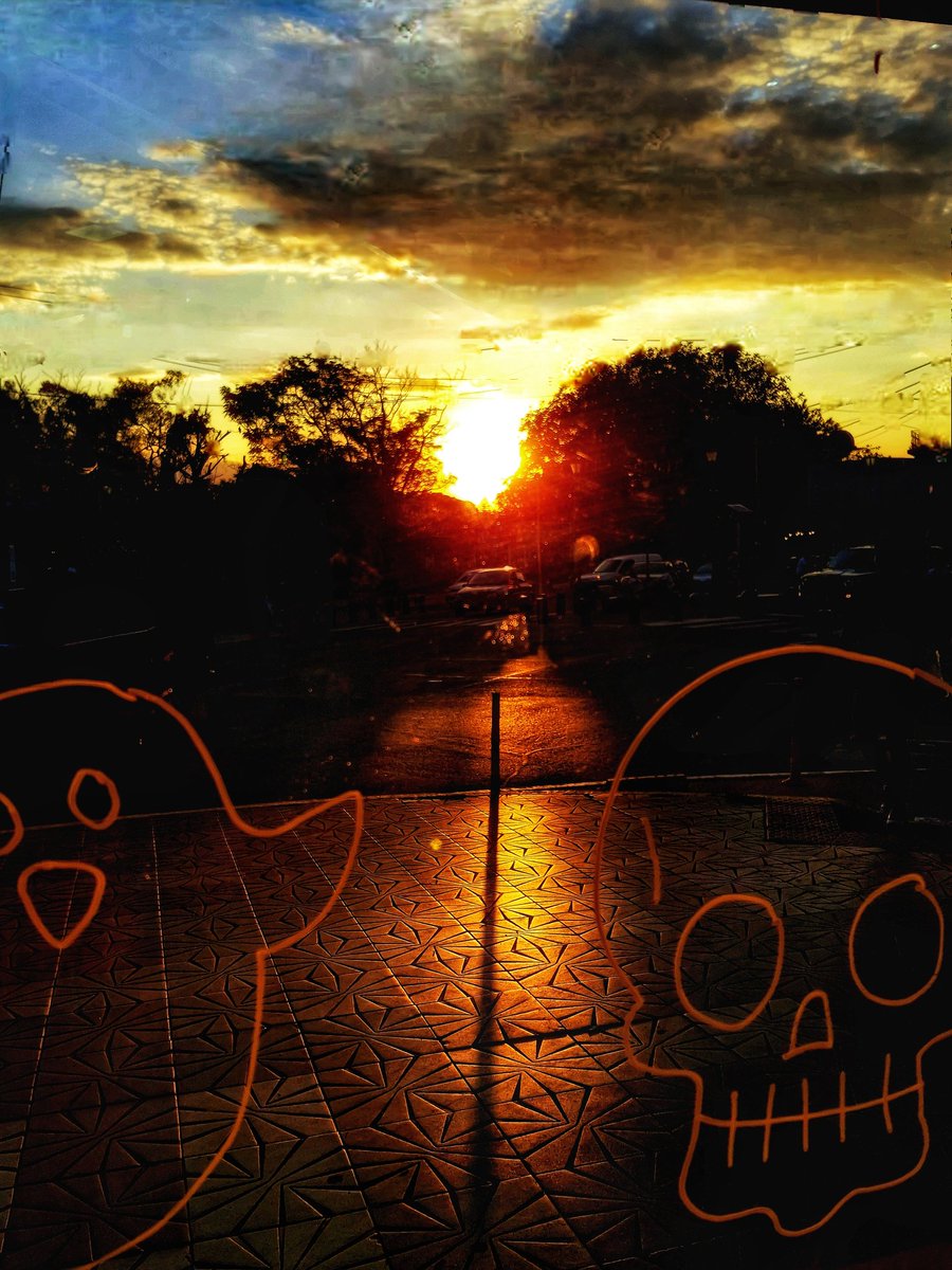 ¡Feliz domingo gente linda!
Atardecer de ayer en Villa Bosch. Provincia de Buenos Aires.

#hacerfotos 
#pciadebuenosaires 
#partidode3defebrero 
#atardeceres
#Halloween2025