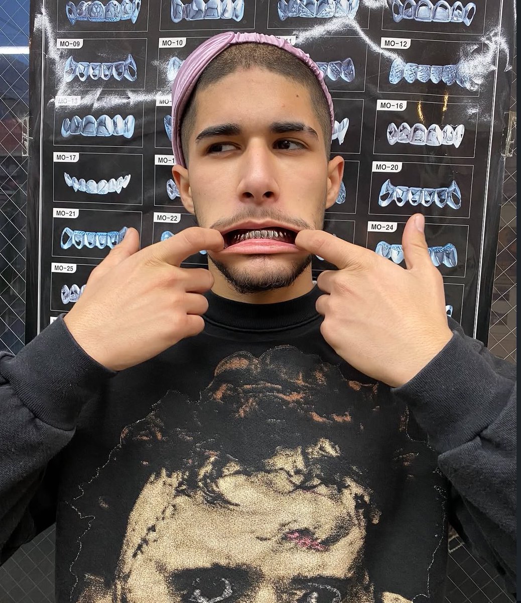 jjfinns's tweet photo. Fakemink shows off new grills https://t.co/6qR1NIlsVL