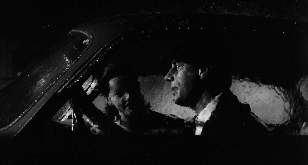 LewisBeerBlog's tweet image. The most beautiful sequence in La notte: the camera tracks alongside Roberto&apos;s car as it passes beneath street-lamps, alternately lost in darkness and half-illuminated. Rain dominates the soundtrack and distorts the characters&apos; features; there are no fully legible surfaces here.