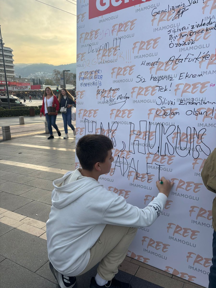 Küçük yürekler Ekrem İmamoğlu’na mektuplar yazdı, direniş duvarına umut dolu sloganlar ekledi.
Bu ülkenin yarınlarını, o çocukların kaleminden dökülen cesaret, umut ve özgürlük inşa edecek.

#ÖzgürlüğeMektup #DirenişDuvarı #Ekremİmamoğlu #CHPGençlik #OsmangaziGençlik