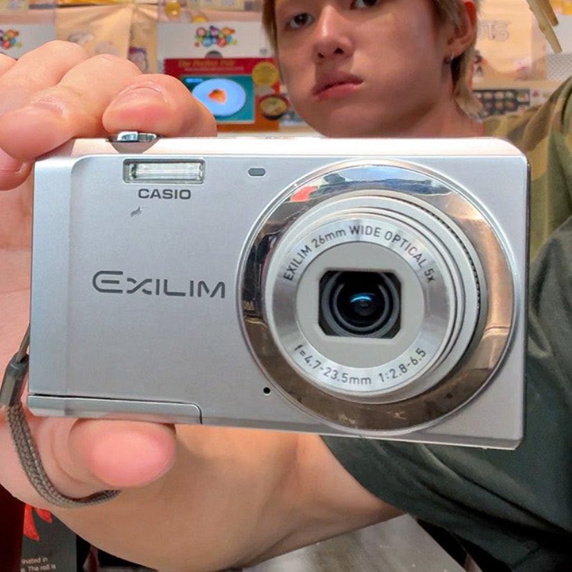 mrtinzip's tweet photo. i need this camera rn https://t.co/XZVZSiEFXQ