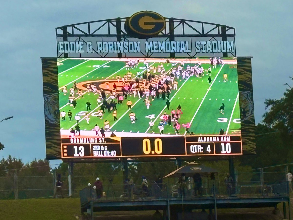 Congratulations on the win <a href="/coach_JIvy/">Coach Ivy</a>  and thank you for the invite to watch the  <a href="/GSU_TIGERS/">Grambling State Athletics</a> 💛🖤