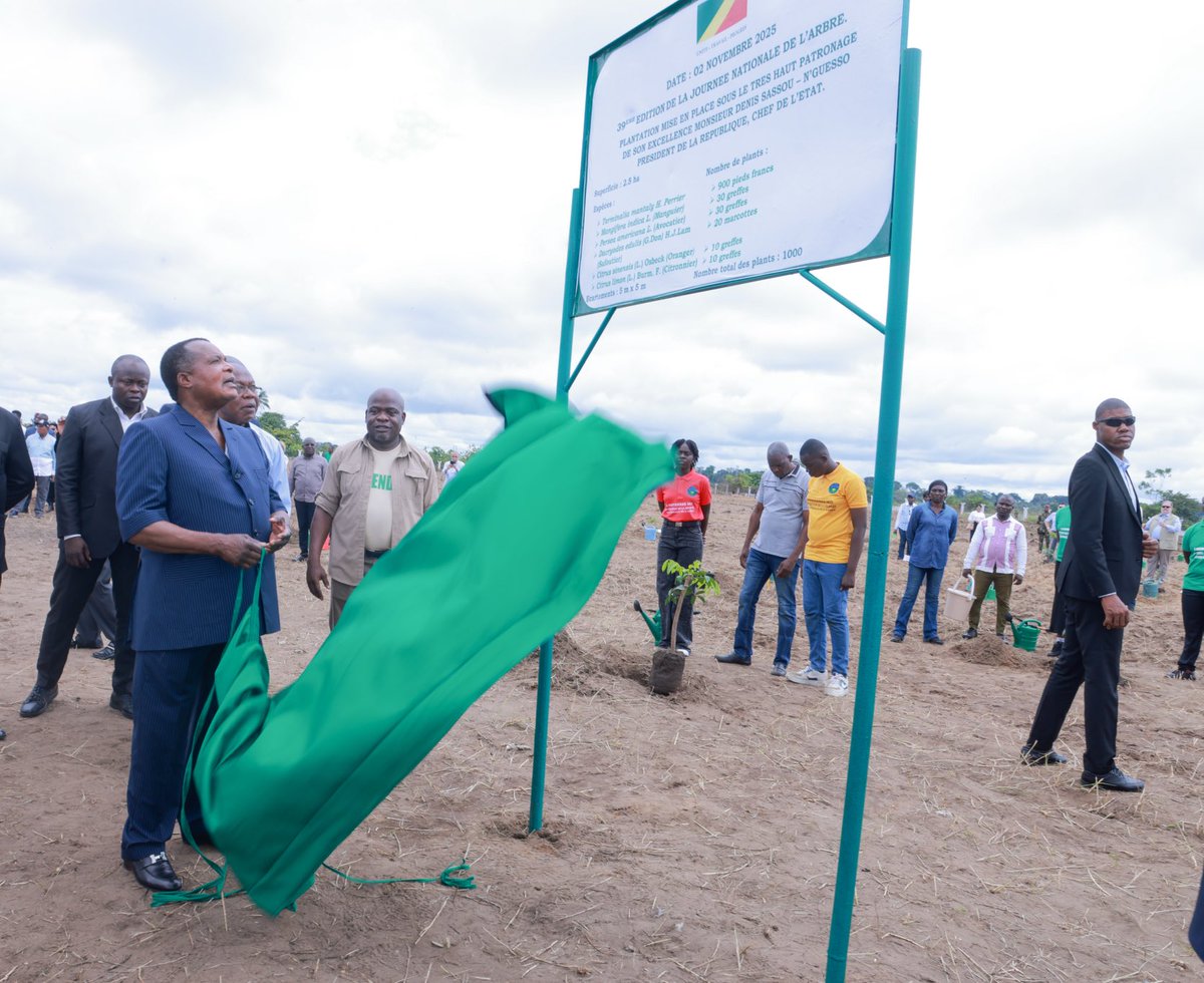 Environnement |
En séjour de travail à Oyo, le Président de la République, S.E.M ⁦<a href="/SassouNGuesso_/">Denis Sassou-N'Guesso - Officiel</a>⁩ , a patronné par anticipation, ce 02 novembre, la 39eme édition de la journée nationale de l’arbre, en procédant au planting d’arbres.