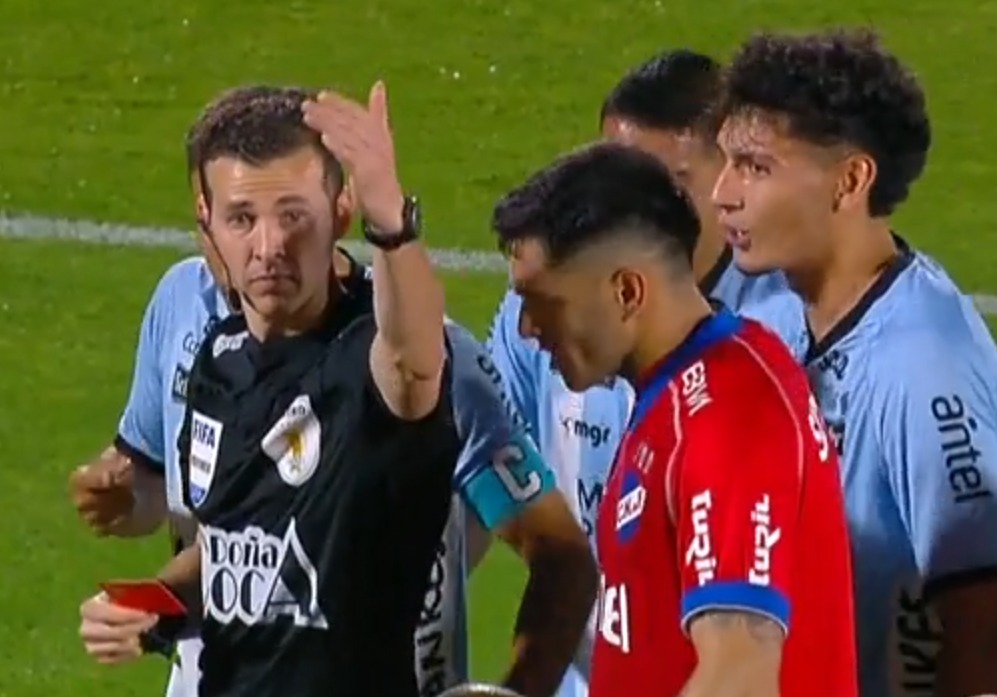 POLÉMICAS🔥

🟥Era roja para Oliva: se lanza de atrás a golpear a Ocampo sin chance de disputar el balón

❌🟥No era roja a Valenzuela:  juega el balón y golpea a Boggio por acción de juego

❌Era penal para Cerro: Patiño termina de sujetar a Ocampo dentro del área

Flojo Matonte