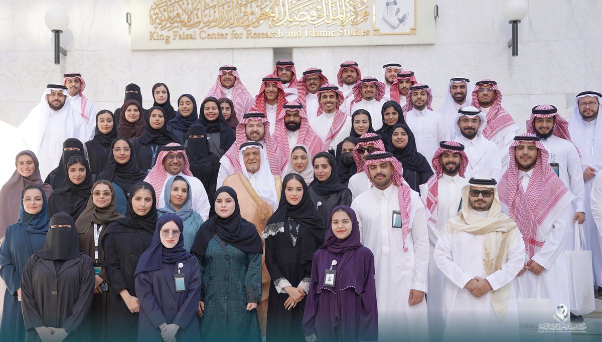 التقى صاحب السمو الملكي الأمير تركي الفيصل، رئيس مجلس إدارة #مركز_الملك_فيصل، متدربي برنامج سلام للتواصل الحضاري في نسخته الثامنة بحضور الرئيس التنفيذي لمشروع سلام للتواصل الحضاري الدكتور محمد السيد، حيث شدّد سمو الأمير تركي على أهمية الوعي بالهوية الوطنية والانفتاح الثقافي في