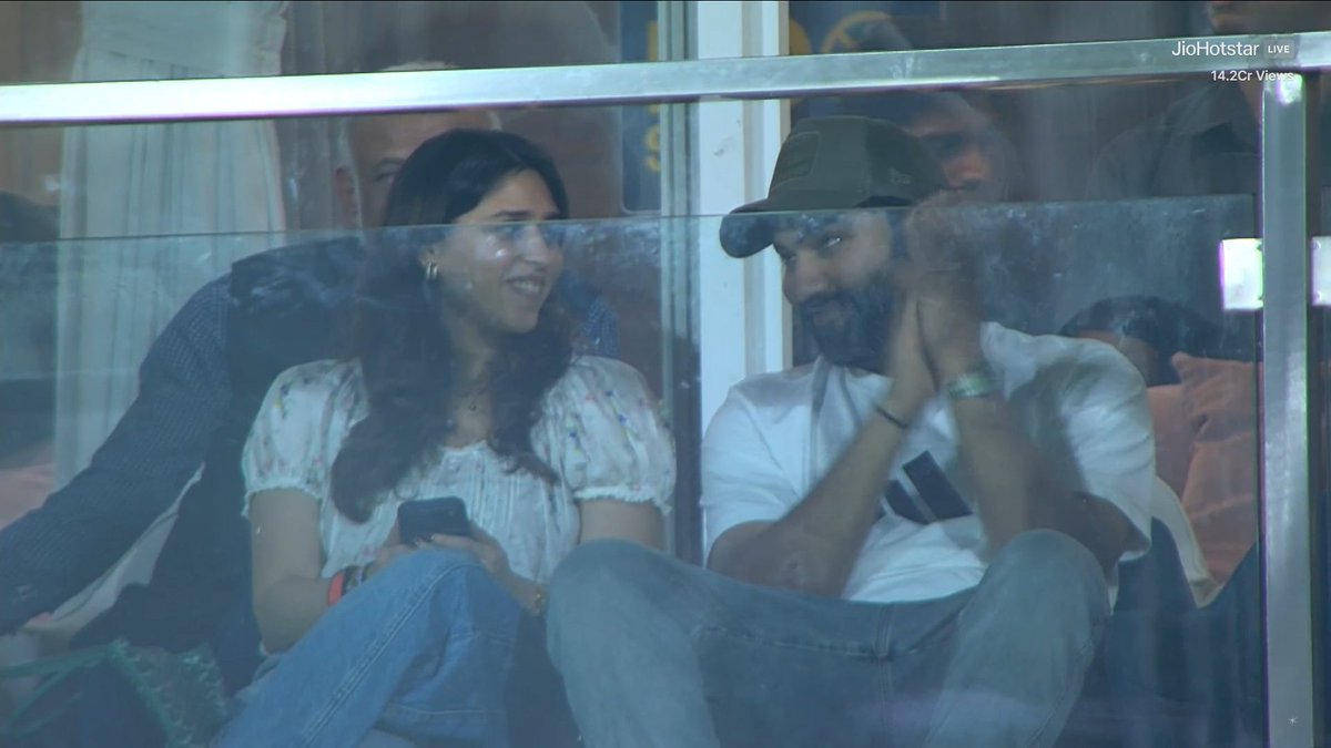 _Smile_plz_'s tweet image. My man at the ground @ImRo45 🥰🥰
#RohitSharma #indwvssaw #Worlds2025 #WomensWorldCup2025