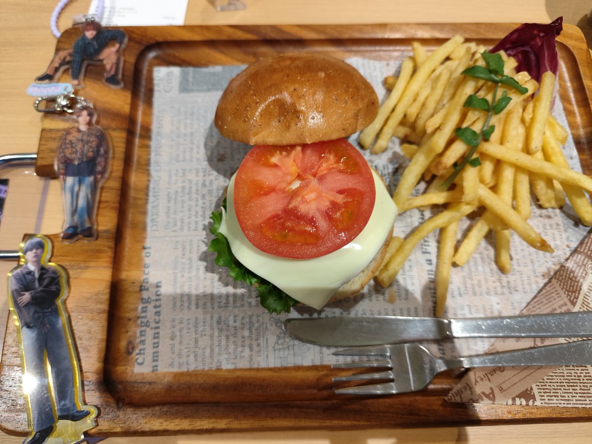 gurahamu30's tweet image. ビーファのファンミに初めて行ってきました🥰
めちゃくちゃ楽しかった🐧🐉
BE:FIRSTを知ってまだ1年で
キンプリの海ちゃんとソウタくんが一緒に Boom Boom Backを踊っているのをTVで見てかっこいい曲だなと興味を持ち始めました！！
会える機会を沢山作ってくれて楽しい1年でした！