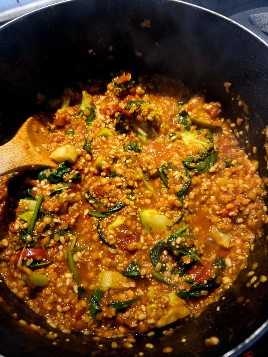 En enkel måte å øke proteininntaket er å erstatte ris med linser og quinoa.

Her er linsegryte som basis for neste uke. #Linser, #quinoa, #brokkoli, #chili og #spinat. Helse i hver munnfull 💪