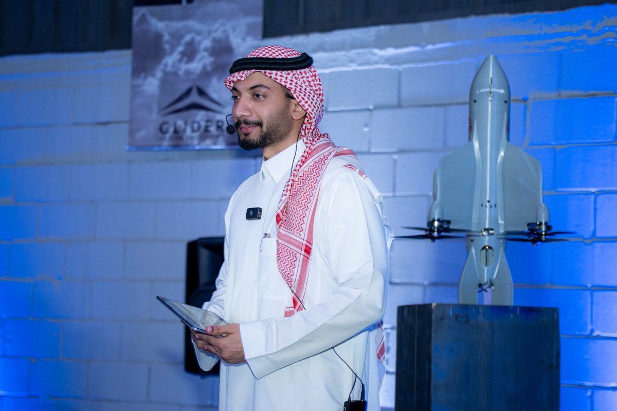 هنا.. يتحدث الصوت عن شغفٍ لا يهدأ،
وتشهد العدسات على لحظة فخر 🇸🇦
تشرفت بتقديم حفل قلايدر للدرونز، عنوانٌ للإبداع والتقنية ✨

#قلايدر_للدرونز  #السعودية #تقديم