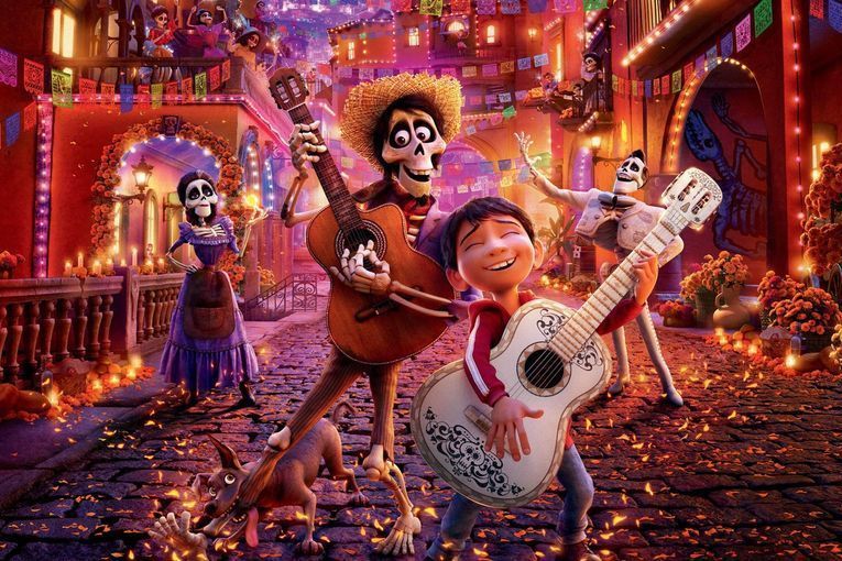RTVE_Com's tweet image. 🎞️ &apos;Coco&apos; es la película de animación con mayor share, un 19%, desde hace 10 años en televisión.

🎞️ Logra el mejor share en @La1_tve de una película de animación desde hace 25 años, con &apos;Los picapiedra&apos; en 2000.

#Audiencias 📈 #IMPARABLES ✨
