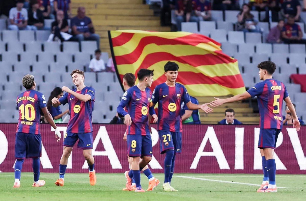 جماهير مدريد تحسهم محرومين من الكورة الحقيقية، متعودين على الخبط والعشوائية، فلو شافوا أسيست أو لقطة فيها فنيات بيهيّصوا كأنهم اكتشفوا المتعة لأول مرة 
الحمد لله على نعمة برشلونة، فريق علّمنا يعني إيه كورة حلوة ونظيفة، حتى في أسوأ مواسمنا المتعة ما بتغيب ❤️💙