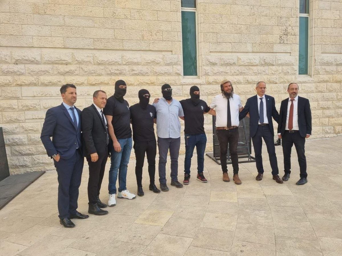 Abu_Salah9's tweet image. يجب كشف هوياتهم وفضحهم !!

جنود جيش الاحتلال الذين ارتكبوا جريمة الاعتداء الجنسي والجسدي على أسير فلسطيني داخل السجون، ظهروا في مؤتمر صحفي مع محاميهم وهم يرتدون الأقنعة خوفاً من كشف هوياتهم وملاحقتهم أمام المحاكم الدولية

لعن الله الكَفرة المجرمين