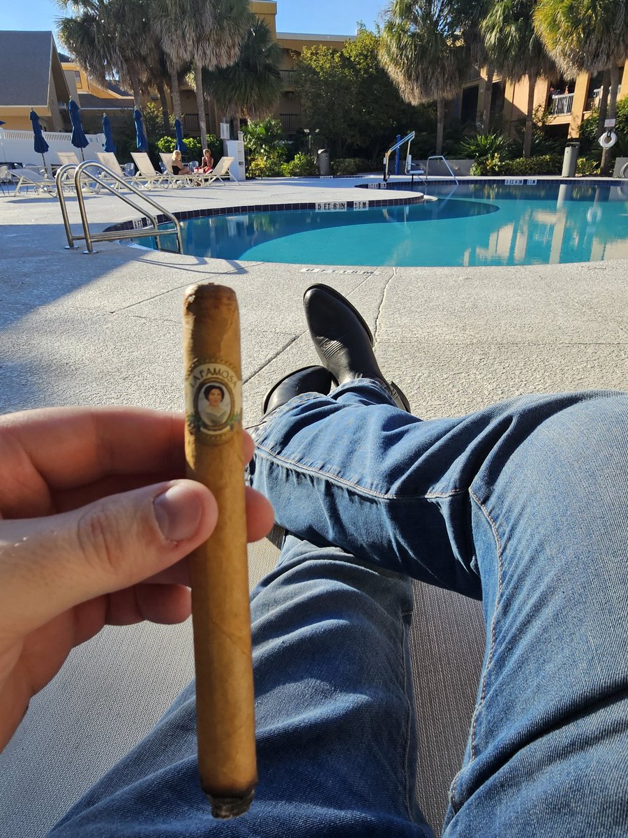 BikerswiBibles's tweet image. First face pic, chillin by the pool in Orlando Florida 🤠 I really feel for my people in England, the first Islamic State in the West thanks to the Fabians like @Keir_Starmer the #Wanker