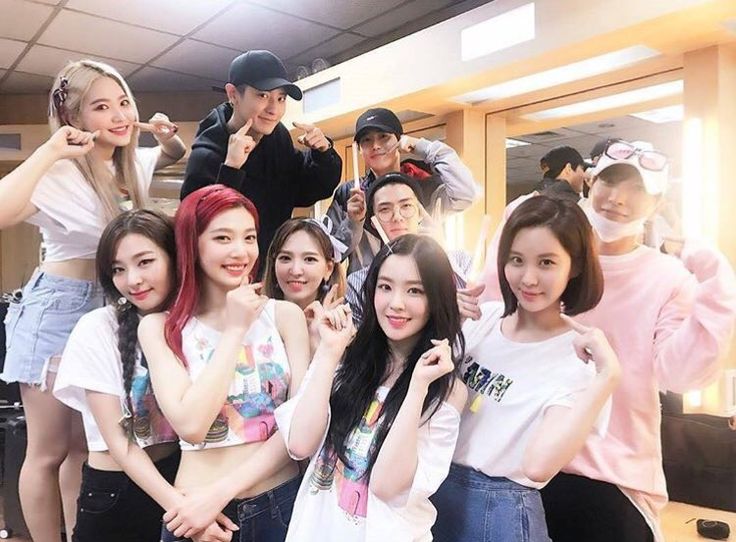 something about SM ARTISTS group photos like this outside smtown tho 🥹 it's cute how they always have a group photo if they are at the same event and the mix &amp; match of groups are always random sksksk