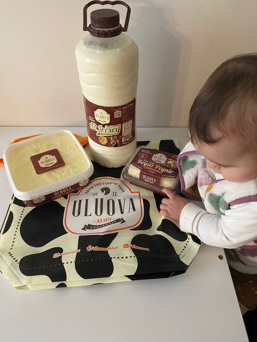 Romaliyeni's tweet photo. Bugün Uluova Çiftliğinin Şişli Mağazasına gittim. Sayın @akifhut Beyefendinin Hediyelerini aldım. Mağaza harika temiz ve şeffaf. Kızımın süt proteini alerjsi olduğu için Normal süt tüketemiyordu. Şimdi A2 süt ve ürünlerini deneyip Alerjiyi yeneceğiz. Teşekkürler @UluovaCiftlig https://t.co/Fx3gXDN09V