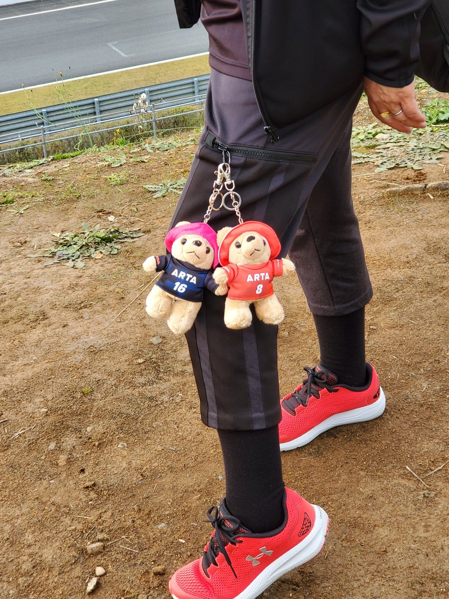 まだ気持ちが落ち着かないけど今日はレース見て会えた皆さんに元気もらえたかな⁉️
熊ちゃんが何故そこについてるのか・・・？
撮ってと言われたラブリーな画像をあげとこうか(笑)