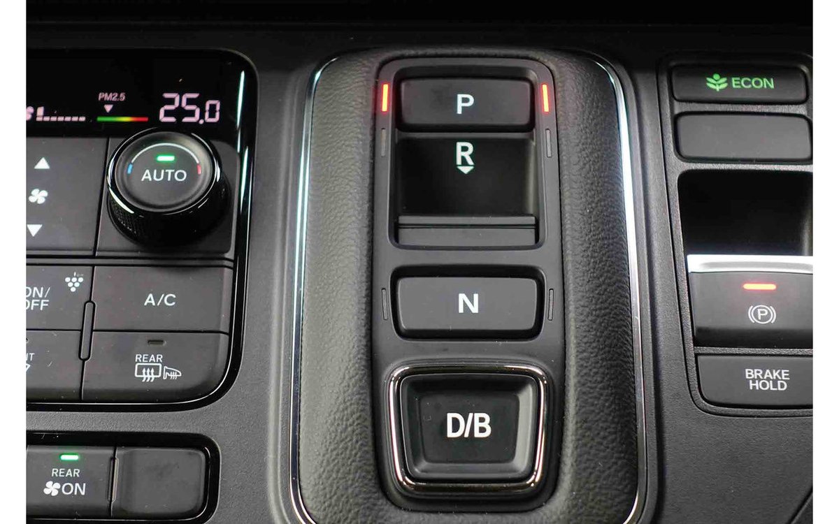 KamenRingo's tweet image. あの…すみませんが、
①ストレート式だろうと、運転手のペダル操作と関係なくNに入れる事が可能です。
②ボタン式もレバーと同様、ブレーキ操作が無いとRやDに入れる事は出来ません
③お子様は後席に座って頂くか、無闇に車のボタン等には触らないようにいうのは如何でしょうか(僕の家庭がそうでした)