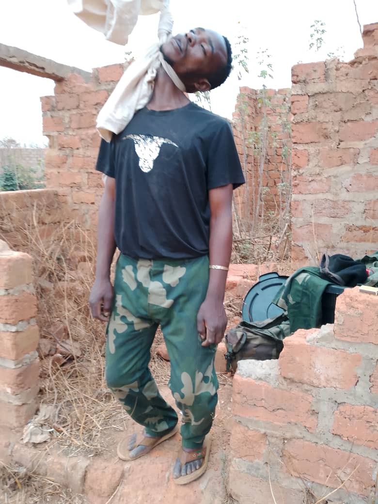 7Ledia7's tweet image. [#RDC : Aux âmes sensibles de s&apos;abstenir !

Un élément de #Fardc a mis fin à sa vie !

Le métier de militaire devrait être un métier de fierté,r non de honte 👇👇👇👇👇👇]