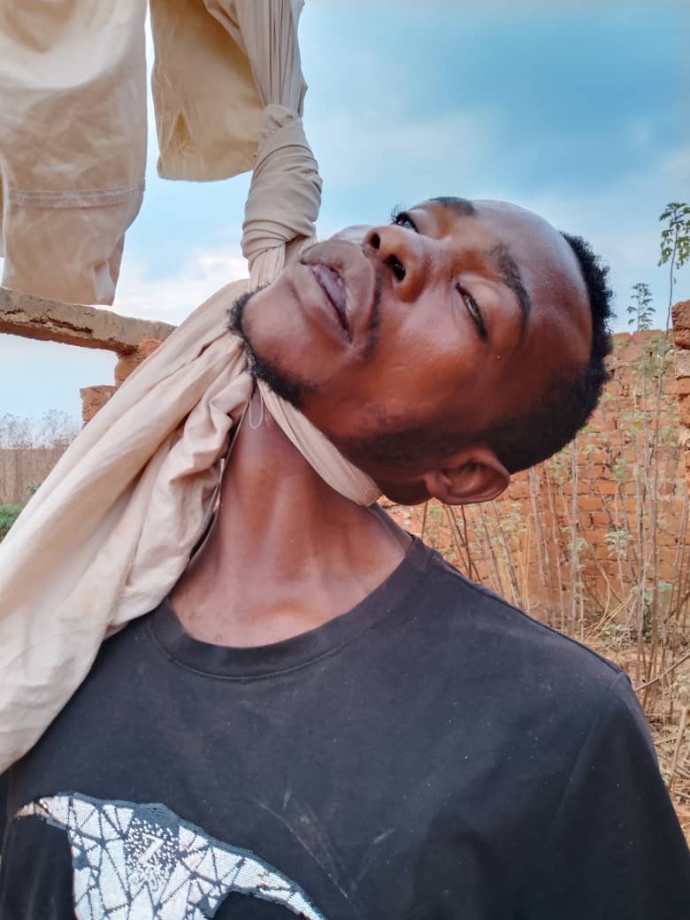 7Ledia7's tweet image. [#RDC : Aux âmes sensibles de s&apos;abstenir !

Un élément de #Fardc a mis fin à sa vie !

Le métier de militaire devrait être un métier de fierté,r non de honte 👇👇👇👇👇👇]