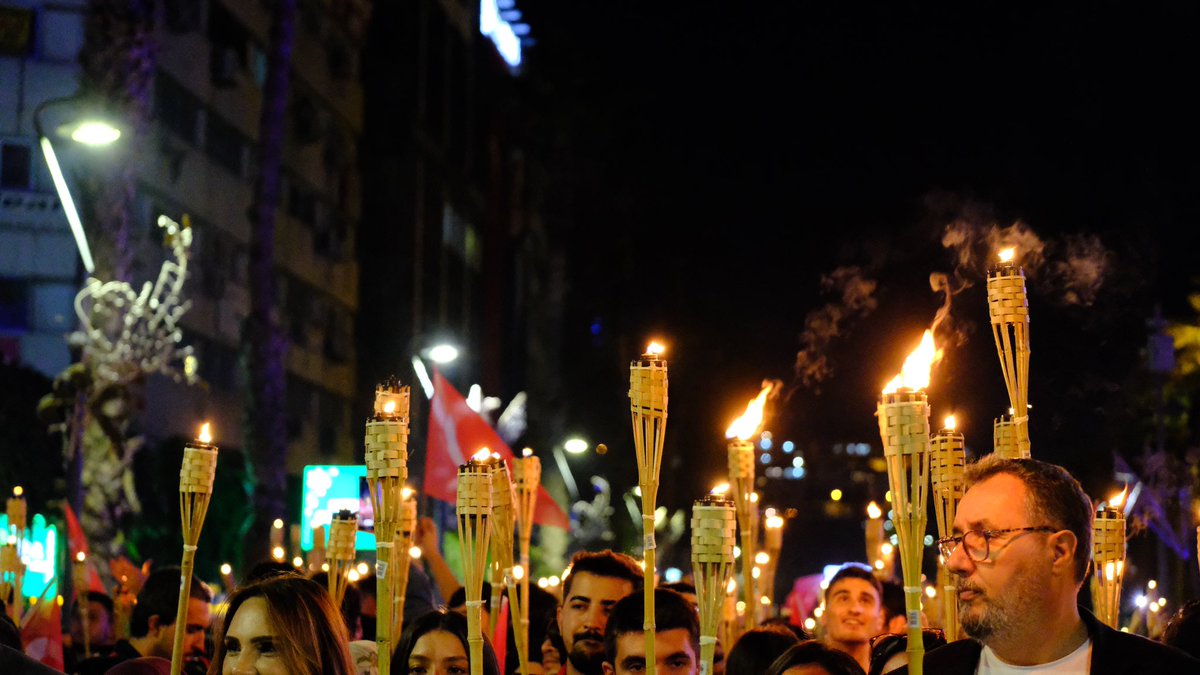 Cumhuriyetimizin 102. yıl dönümüne özel coşkumuzla, Genç Kızılay olarak İzmir’i adeta baştan başa aydınlattık! 🇹🇷
Genel Merkezimizin de desteğiyle, İzmir’in kalbinde, tarihe tanıklık eden sokaklarında meşalelerimizle anlamlı bir Cumhuriyet Kortej Yürüyüşü gerçekleştirdik.❤️🌙