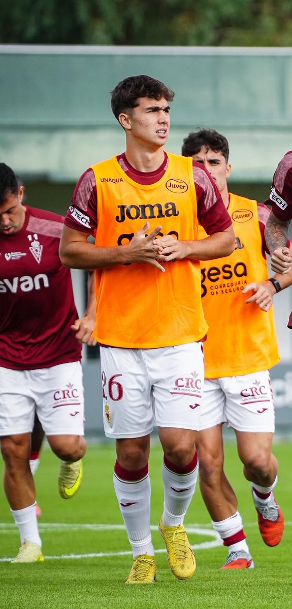 Héctor Pérez se ha ganado por méritos propios que se le considere indiscutible actualmente en el centro de la defensa del Real Murcia ahora mismo. Su aparición amortigua el golpe de las lesiones de Saveljich y Jaso hasta la ventana de invierno. 

Confiar en la cantera es esto.