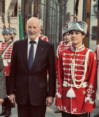 Monarchies2000's tweet image. Le prince Siméon-Hassan de Bulgarie, 18 ans, est entré au sein de la Garde de la jeunesse lors d&apos;une cérémonie organisée en présence du 👑 et Premier ministre Siméon II de Saxe-Cobourg-Gotha, son grand-père. 1/2 👇 #monarchy #monarchie #Bulgarie #Bulgaria 🇧🇬