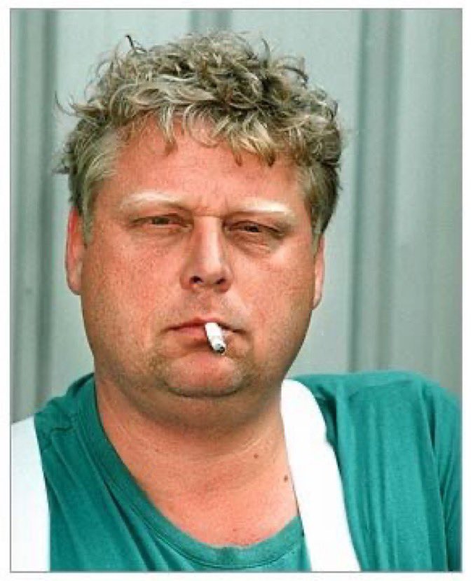 De plek waar Theo werd vermoord, was mijn lievelingsplek in Amsterdam.
Ik keek erop uit tijdens de bevalling van mijn dochter. De zon brak door, bracht licht en kleur en dat gaf me moed die eerste lentedag van 1990.
Nu is het een verdrietige plek.
RIP Theo 🕯️