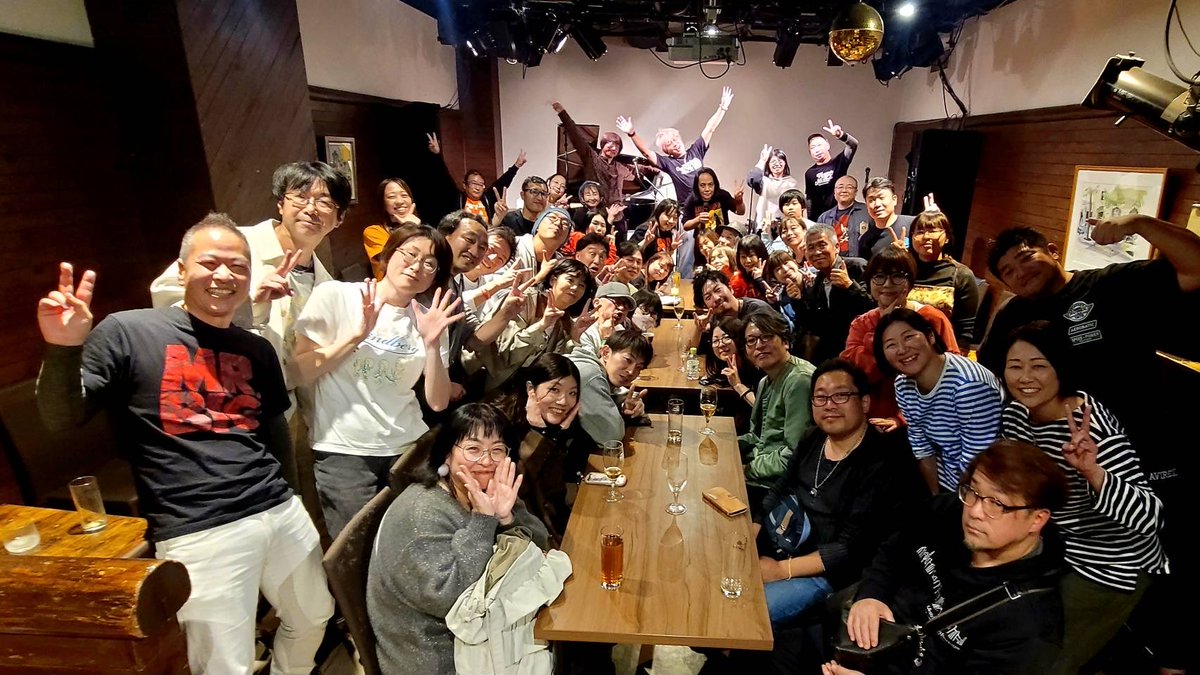"赤いマニャガハ"ライブ VOL.4 インNAGOYA！盛り上がったなぁー。。👍ボクはギターとベースでボーカルも何曲か。何故か苦手なパートばかり。w でもそれがマニャガハなので。来てくれてほんとーにありがとー！！みんなで集合写真♪🤟😆
#佐藤達哉 #川添智久 #小柳Cherry昌法 #drummer_cherry #ドラマー