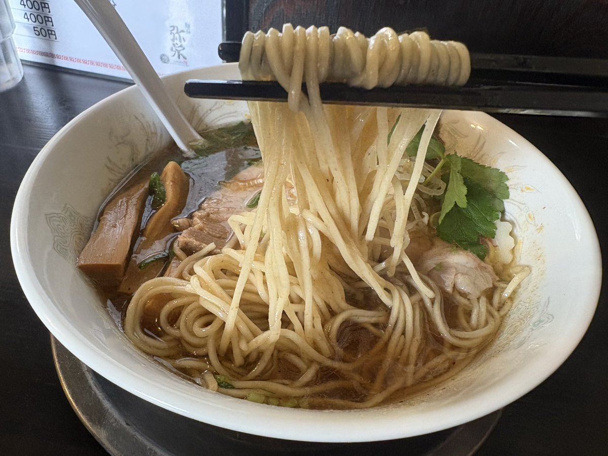 ramalchannel's tweet photo. 『 麺奏 弥栄 』
・テビヤマ  950円
静岡県沼津市にある人気のお店！
かなり久々の訪問で煮干しと
迷った末今回はコチラをチョイス！
節の効いたスープにパツパツ麺との
相性も抜群で本格的な一杯🍜
和え玉も頼み大満足😋

#麺奏弥栄
#静岡ラーメン
#沼津市 https://t.co/mUSoe1UnqP