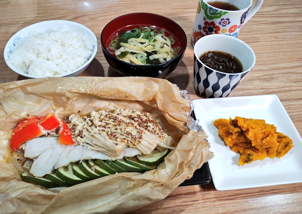 おうちごはん。
タラと野菜の包み焼き、カボチャサラダ、もずく酢、お吸い物。

玉ねぎズッキーニの薄切りをひいて、塩だら、えのき、パプリカをのせて、マヨマスタードをかけて、包み焼きにしました。カボチャサラダは、もどしたレーズンとバター。