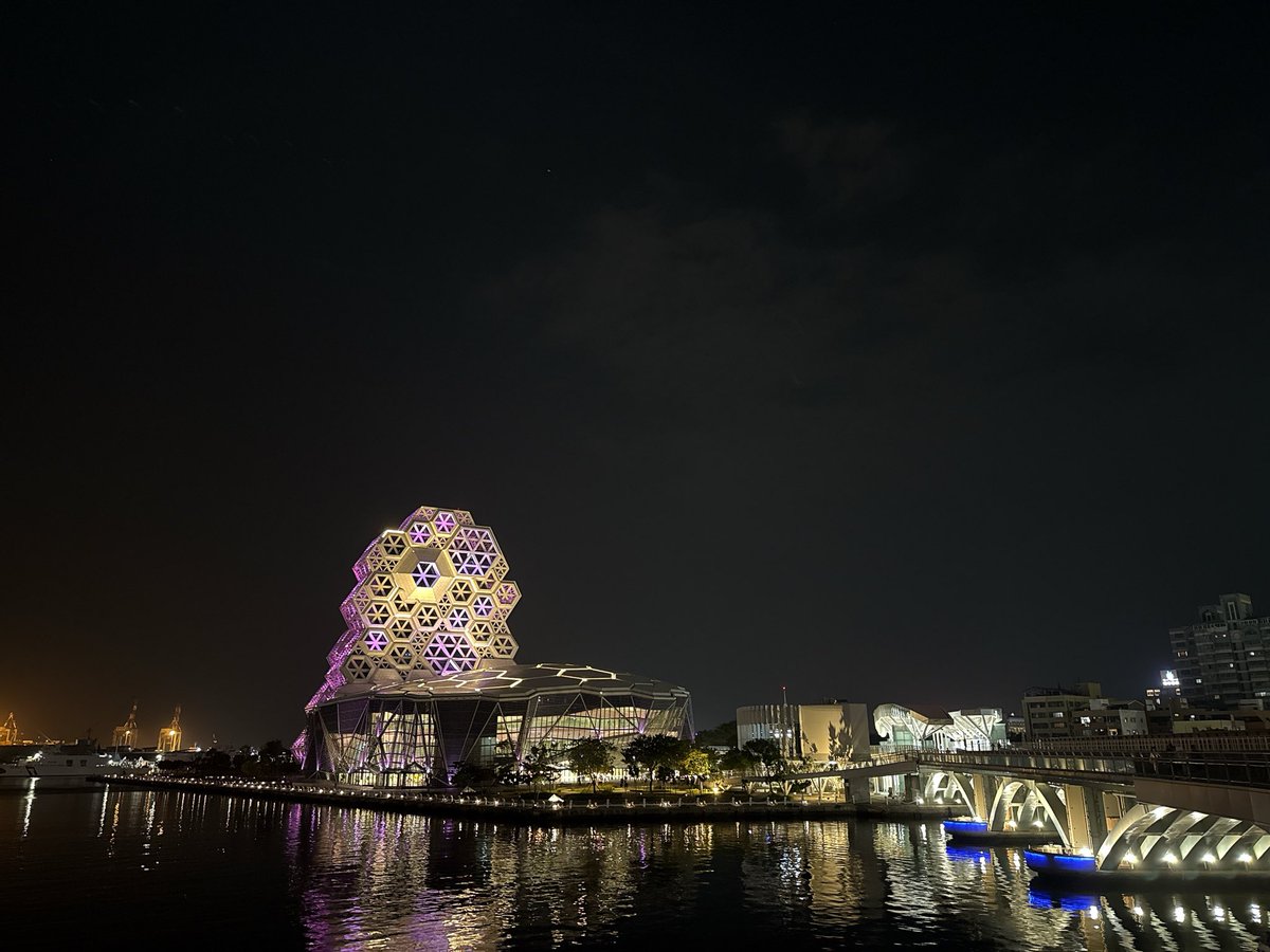 飯後休閒騎個YouBike
去高雄流行音樂中心
#高雄 
#流行音樂中心