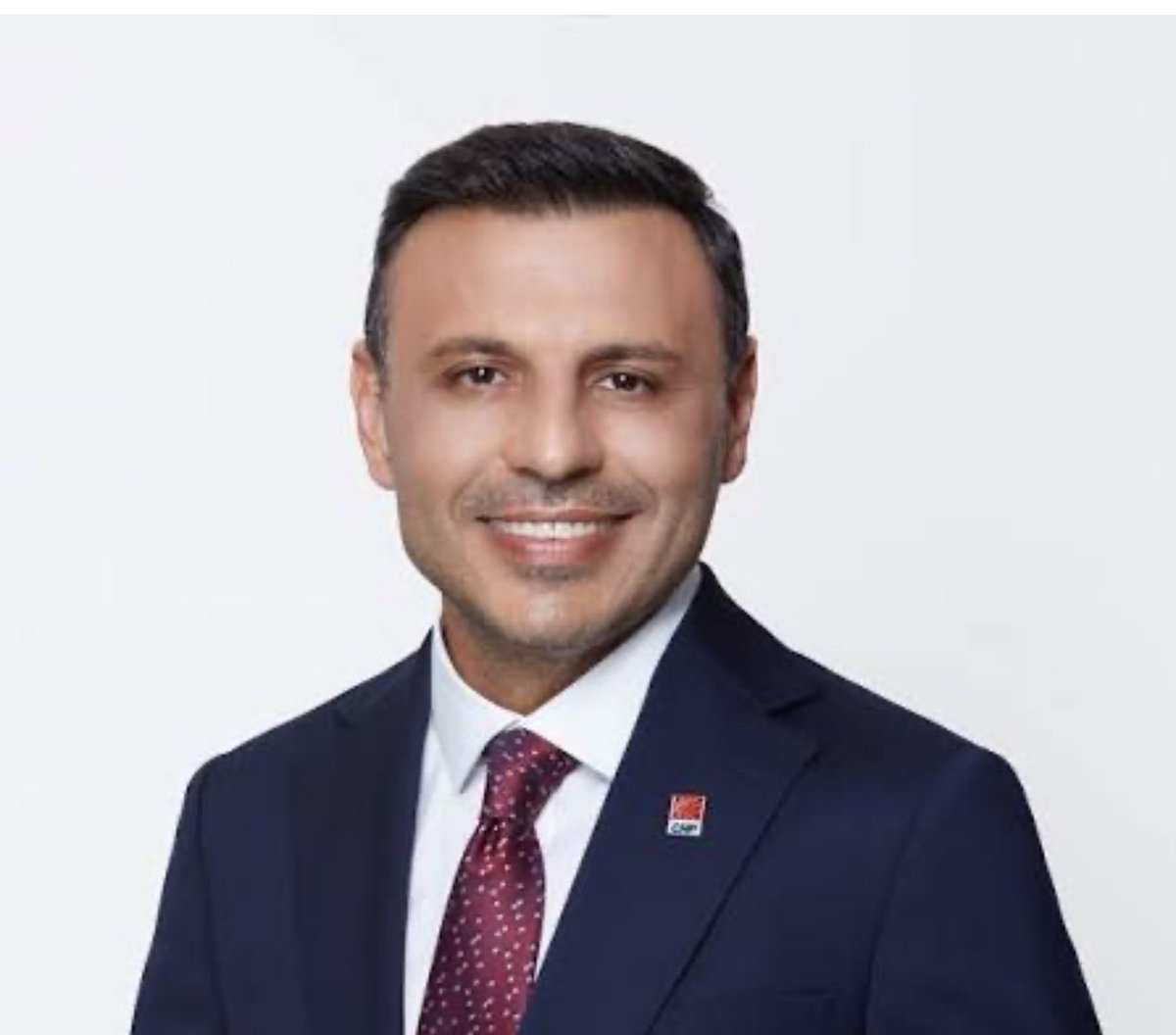 Yaşıyorsan bu hayatı Özgür Çelik gibi yaşayacaksın . 
Hileli kurultay yapıp hala il başkanı gibi davranacaksın . 
Seçime girmeden belediye hediye edeceksin . 
Hiç bir şey olmamış gibi düğün , dernek , etkinlik gezeceksin . 
Cebinde bitmeyen belediye kaynakları olacak .  
🤣🤣🤣🤣