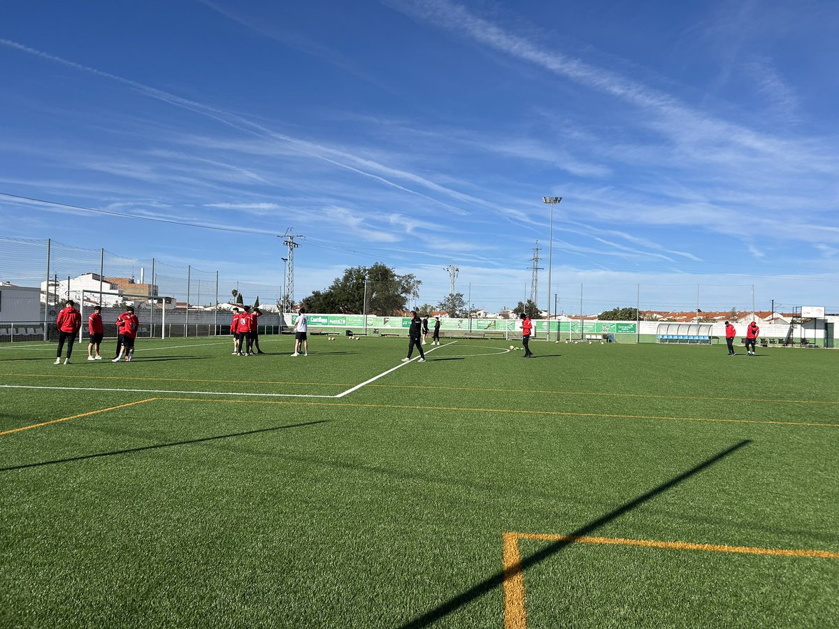 CdGevora's tweet photo. 📍 Ya están los nuestros y el @cdazuaga en el Municipal de Gévora. 

👋🏻 ¡Bienvenidos, azuagueños! 

#Jornada9
#CDGCDA https://t.co/v9QWBVzfNP