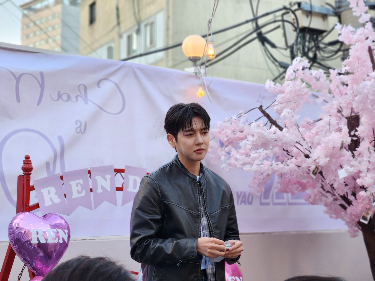 우리민기 생일 축하해
기적들에게  행복만 주는 민기
우리민기도 행복하자

#렌처럼빛나는날
#ShineOnRENDay