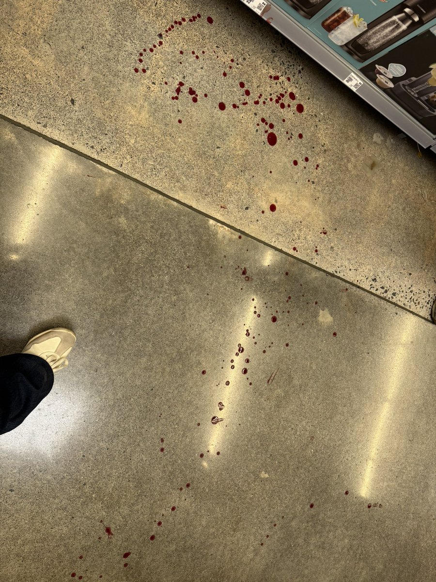 SamFlo16's tweet image. This had to happen the same day at work…fucken awesome. My pants ripped, my favorite jeans lol. Look at my ass though ❤️😂😂 Then someone decided to commit insurance fraud and file a work accident.