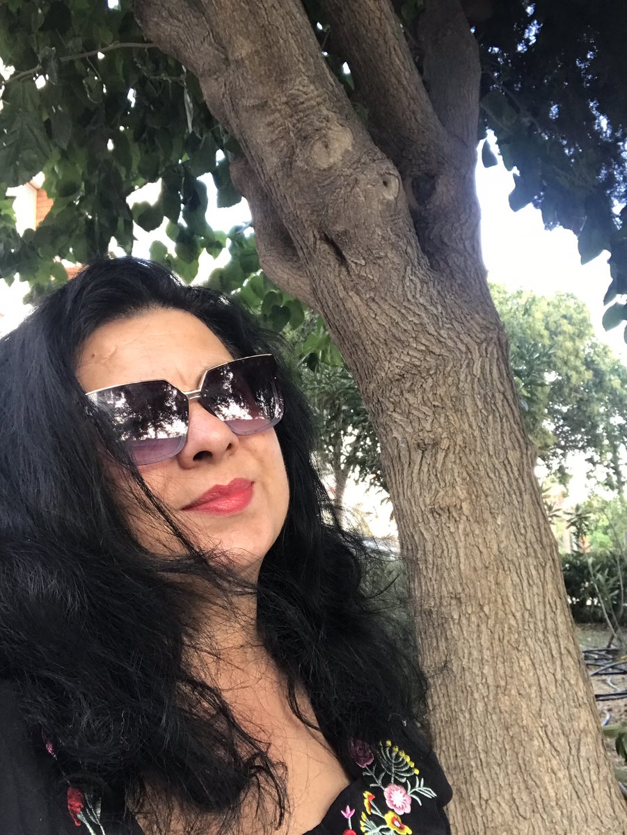 Manolya ağacının altında bekliyorum 🤣🤣