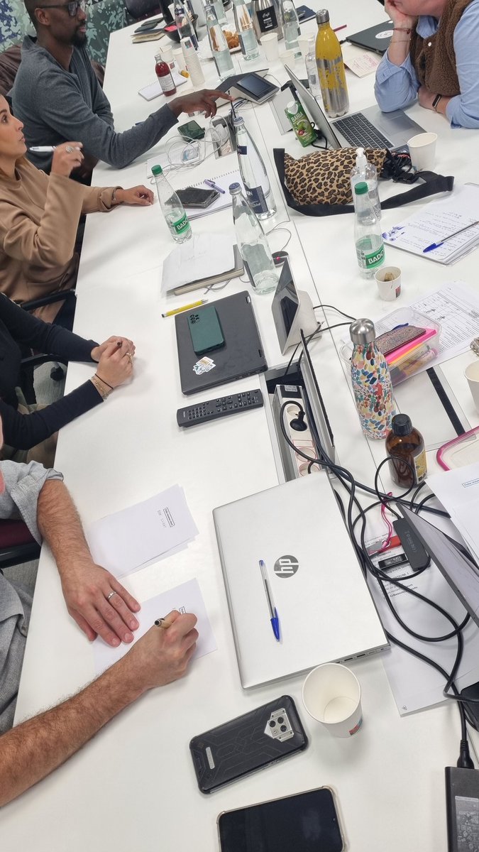 🈴️ 6e journée de l'Académie #Lean dans les Services et l'Office sur le flux continu et le flux tiré lissé. Après avoir observé un flux sur le #gemba, les participants expérimentent le flux poussé et le flux continu... qui va donc 10 x plus vite pour servir les clients ❇️